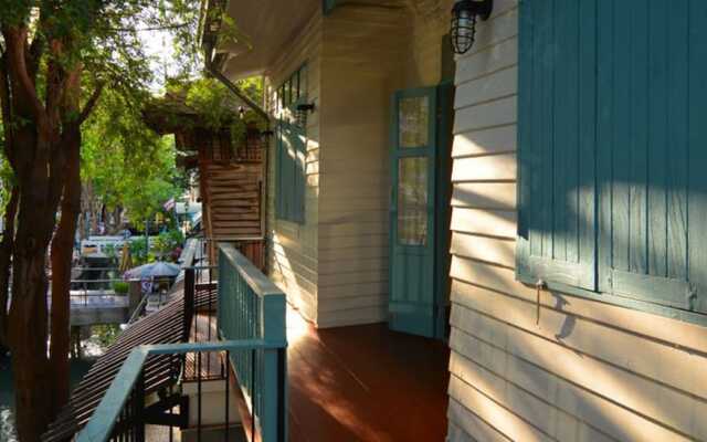 La Moon Hostel