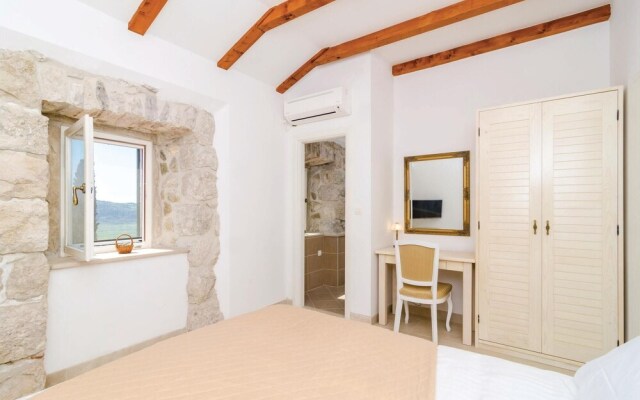 Stunning Home in Lovorno With Wifi and 5 Bedrooms