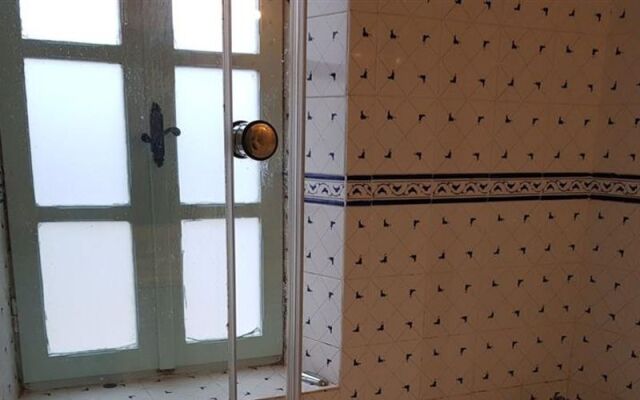 Saki Alaçatı Otel & Meyhane