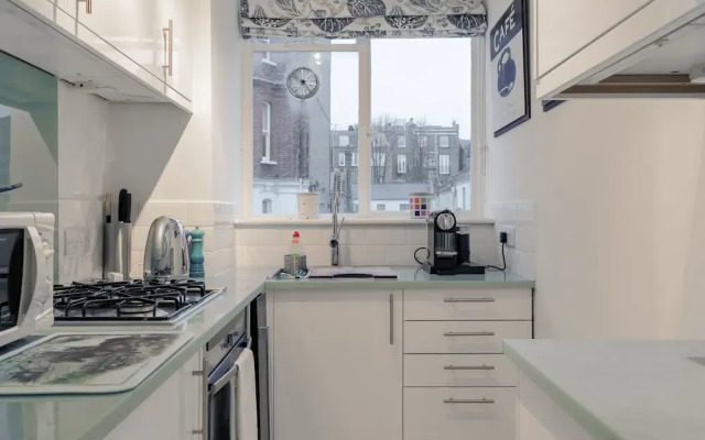 2 Bedroom Flat With Balcony In Chelsea