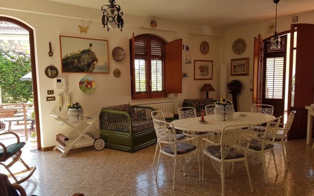 Villa del Golfo Urio with shared swimming pool