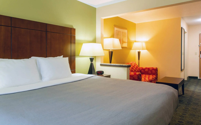 Quality Inn & Suites Bloomington I-55 and I-74