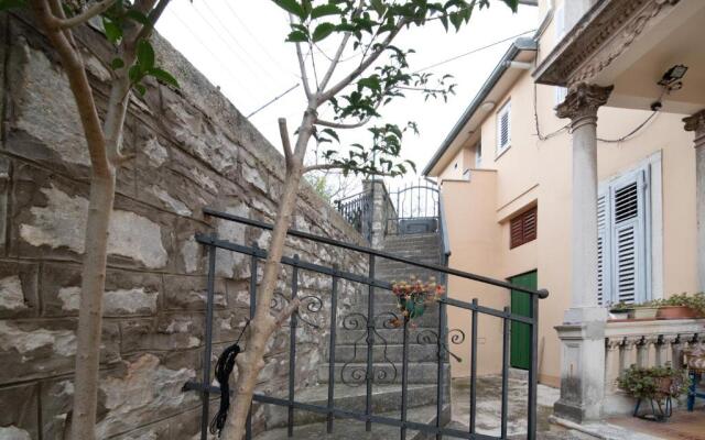 Modern Antique apartment's Villa Castropola 8, located in Center of Pula