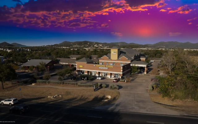 Texas Bungalows Hotel & Hotel Que at Lakeline Austin Cedar Park