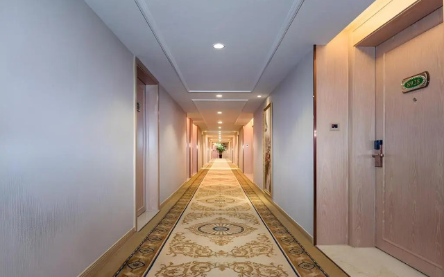 Vienna International Hotel (Xinyang Railway Station Tianrun Plaza Store)