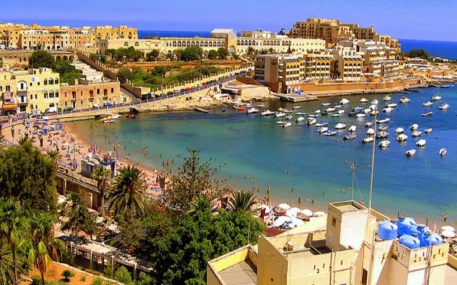 Seaside Bliss - 3BR Holiday Apartment Sliema