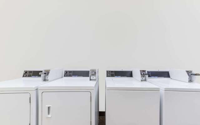 Super 8 by Wyndham Cotulla TX