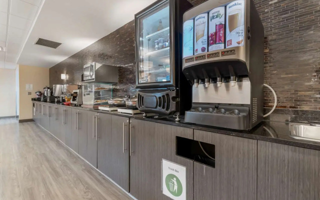 Best Western Plus Airport Inn & Suites