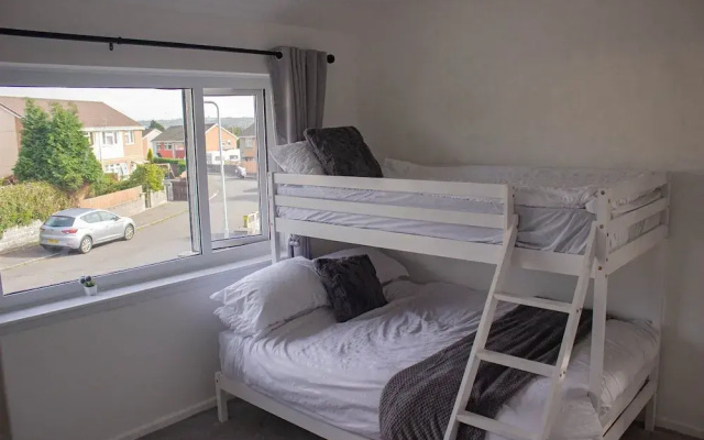Swansea 3 Bedroom Home With Parking & Garden