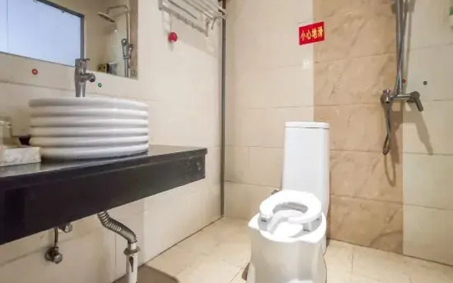 Jinyuan Business Hotel (Danzhou Bus Station)