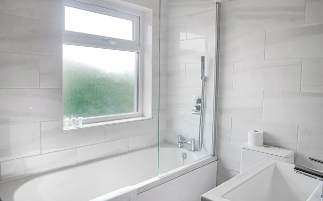 Spacious 6 Bedroom House in Bexleyheath