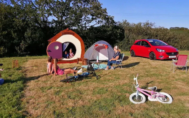 Secluded Meadow, Unique Shire Hut, Perfect Camping