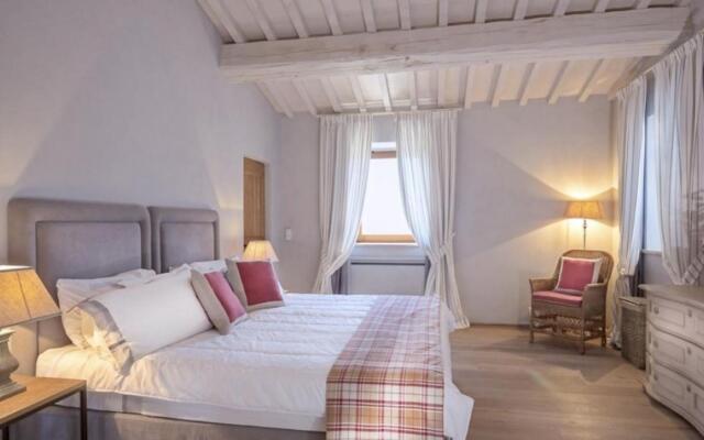 Luxury Villa for 6 Inside a Wonderful Estate-villa Santa