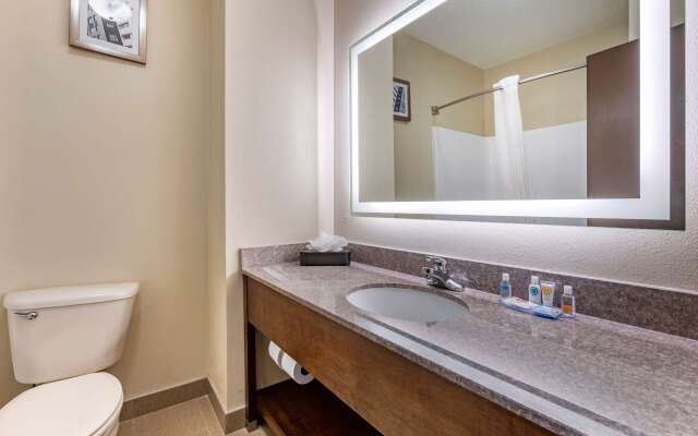 Comfort Inn & Suites Cincinnati Uptown Clifton