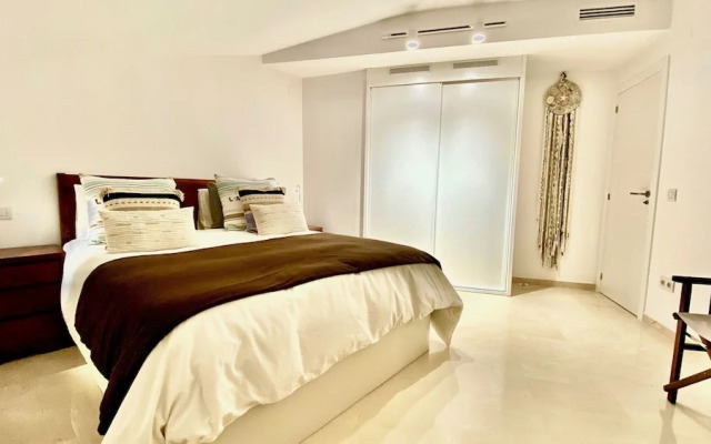 Luxury Apartment Overlooking Javea Bay and Mountains