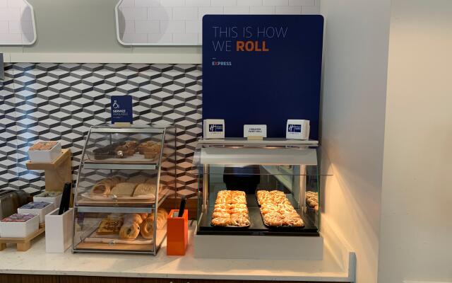 Holiday Inn Express & Suites Moore by IHG