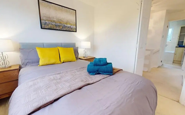 Parlaunt House - 3 Bedroom With Free Parking