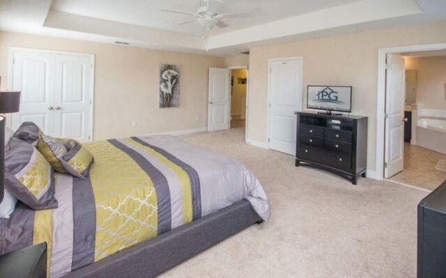 Oakview 4213 6 Br villa by RedAwning