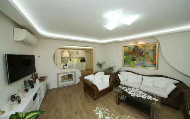 Аристократичен апартамент в сърцето на Ямбол