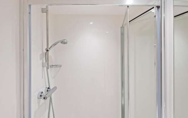 Central Modern Apartment with Fast Wifi Sleeps 6