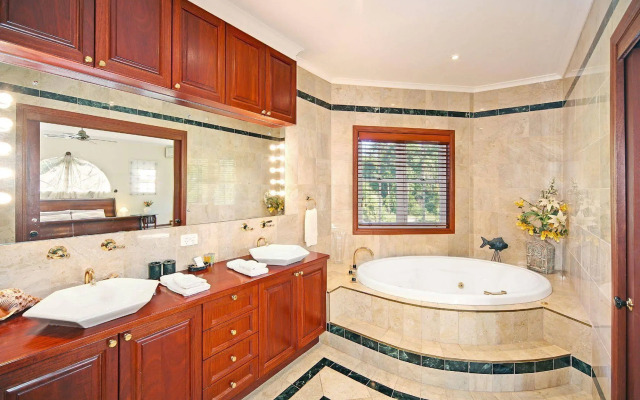 Kingfishers Manor @ Noosa