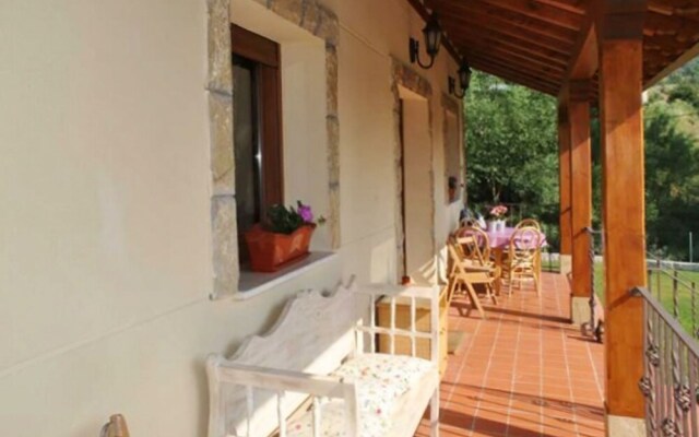 Rustic, 3-bedroom House in Villamanín With a Furnished Terrace, Garden