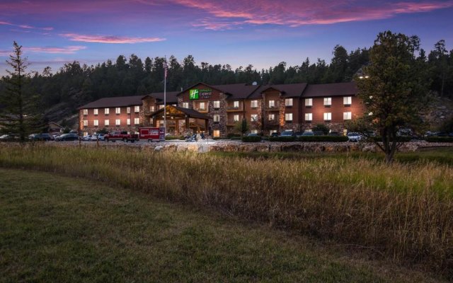 Holiday Inn Express Hotel & Suites Custer