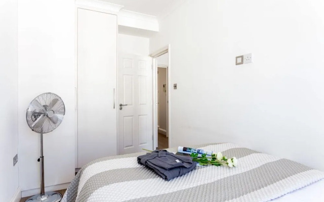 Gloucester Terrace by Lime Street