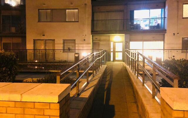 A Modern 2 Bed Luxury Apartment by River Thames