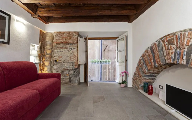 Wood and Stone Apartment in the historical center