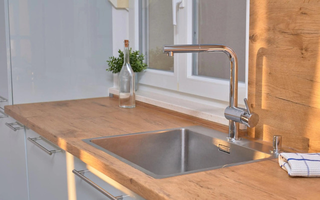 M Entire floor in a spacious house with pool