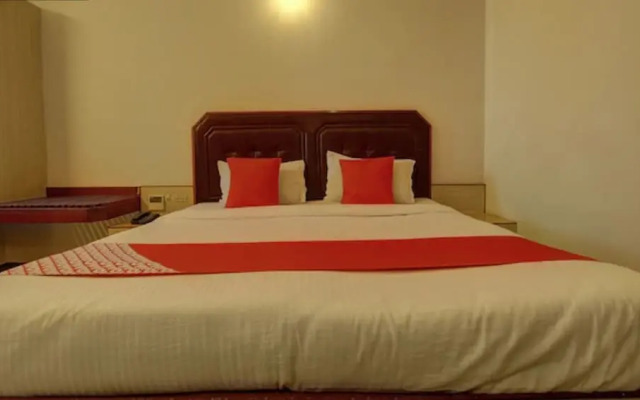 OYO 24579 Flagship Hotel Padmam