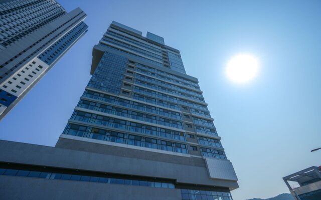 Shift Door Residence Hari