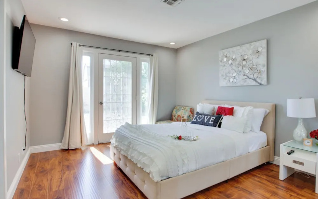 Las Vegas Retreat w/ Yard < 5 Mi to Strip!