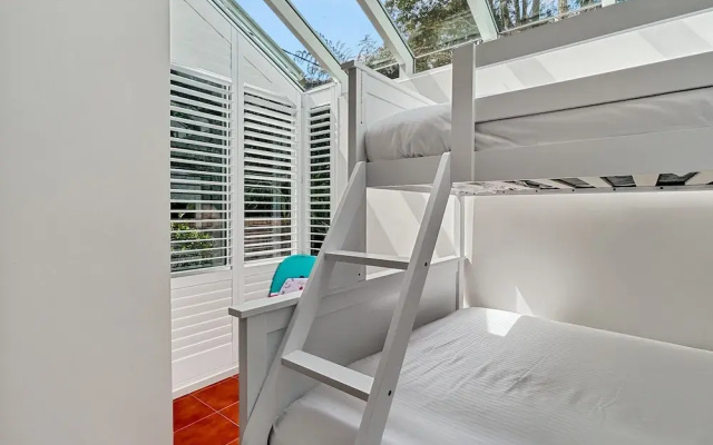 Spacious 4-bed Home With Coastal Charm
