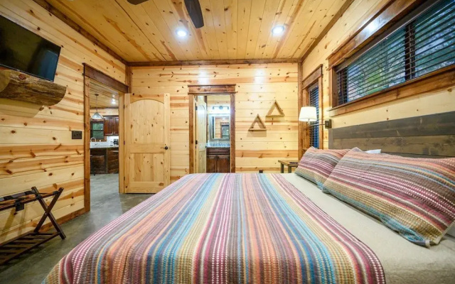Sugar Daddy Cabin for 13!