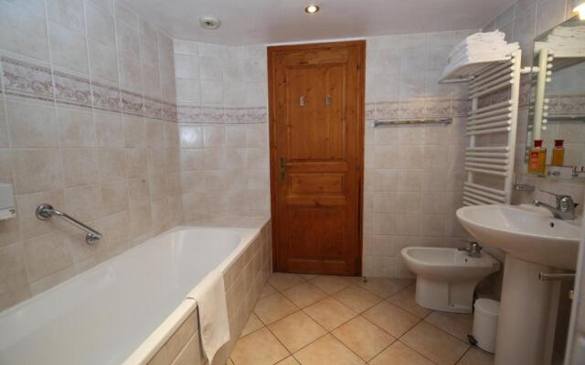 Apartment Ecureuil 200m2, 6 bedrooms - Living room with fireplace