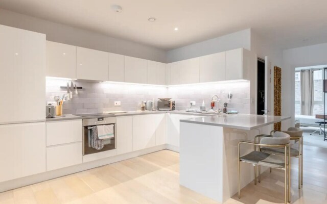 Charm & Convenience 3 Bed Near Excel London