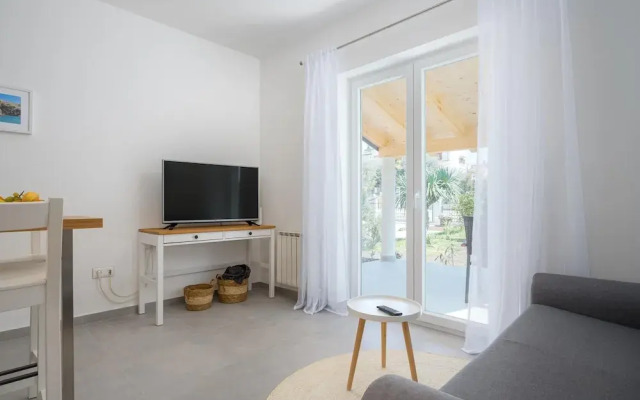 Attractive Apartment With Garden