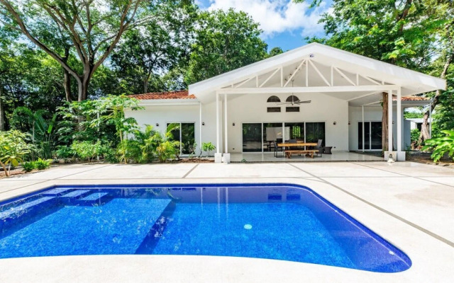 House and Apartment With Private Pool - Walk to Beach