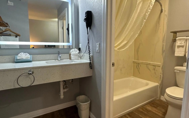 Lantern Inn & Suites