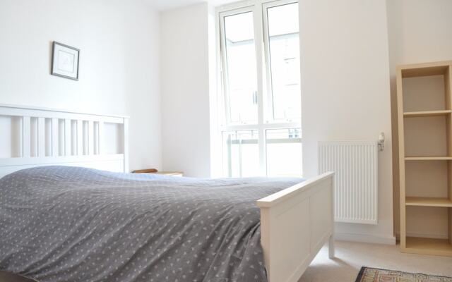 East London 2 Bedroom Flat With Balcony