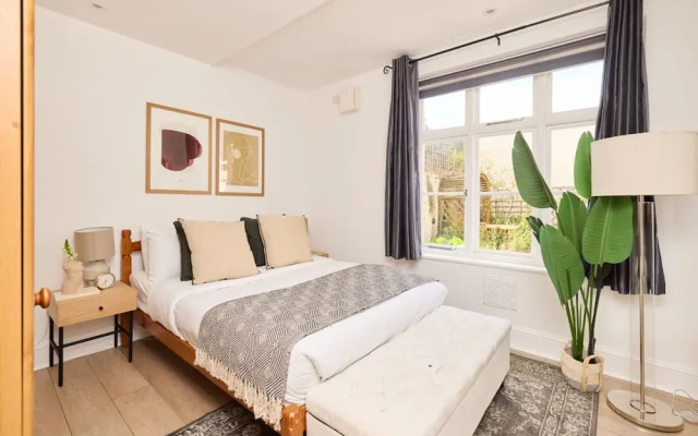 The Streatham Crib - Bright 2bdr Flat