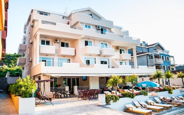 Adeona apartments - On the beach