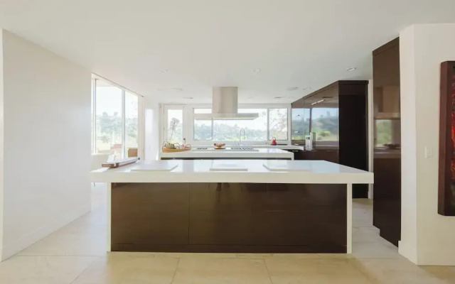 Zen Estate - Luxurious 5BR Beverly Hills Sanctuary With Pool & Canyon Views
