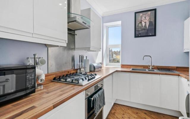 Comfortable 2 Bedroom Flat Overlooking the park