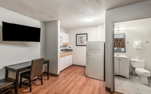 HomeTowne Studios by Red Roof Orlando South