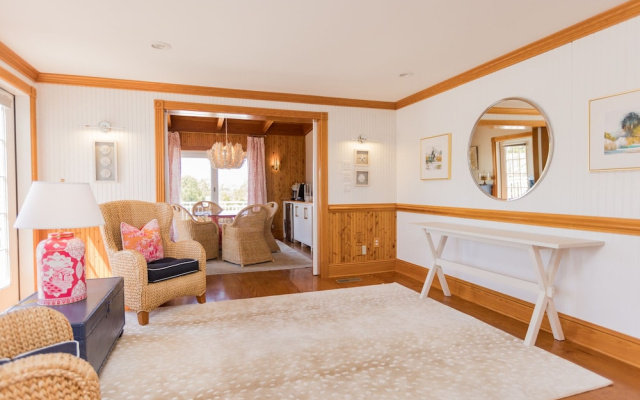 The Burrus House Inn Waterfront Suites