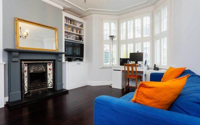 Terraced Home in Tranquil Wimbledon