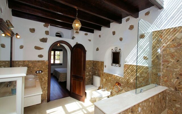 Comfortable Villa in Haría With Swimming Pool
